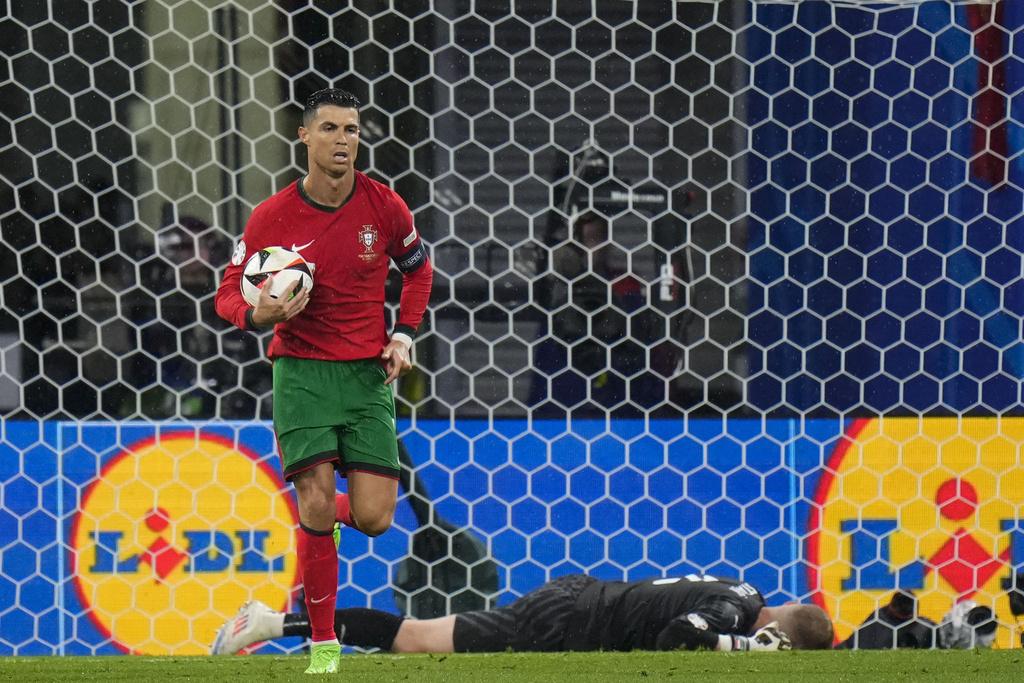 下半場戰情激烈,兩隊合演精彩攻防戰。(美聯社)