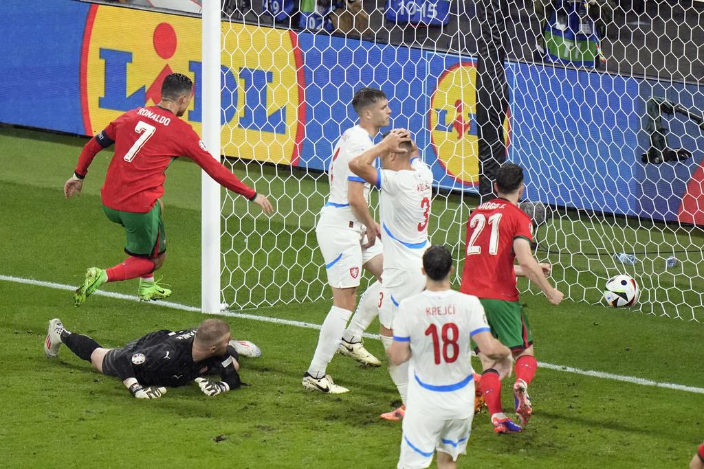 下半場戰情激烈,兩隊合演精彩攻防戰。(美聯社)