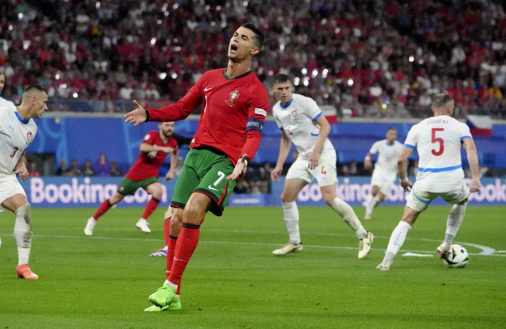 臨完場前葡萄牙一球「詐糊」,加上一球絕殺,為今場比賽帶來扣人心弦的結尾。(美聯社)