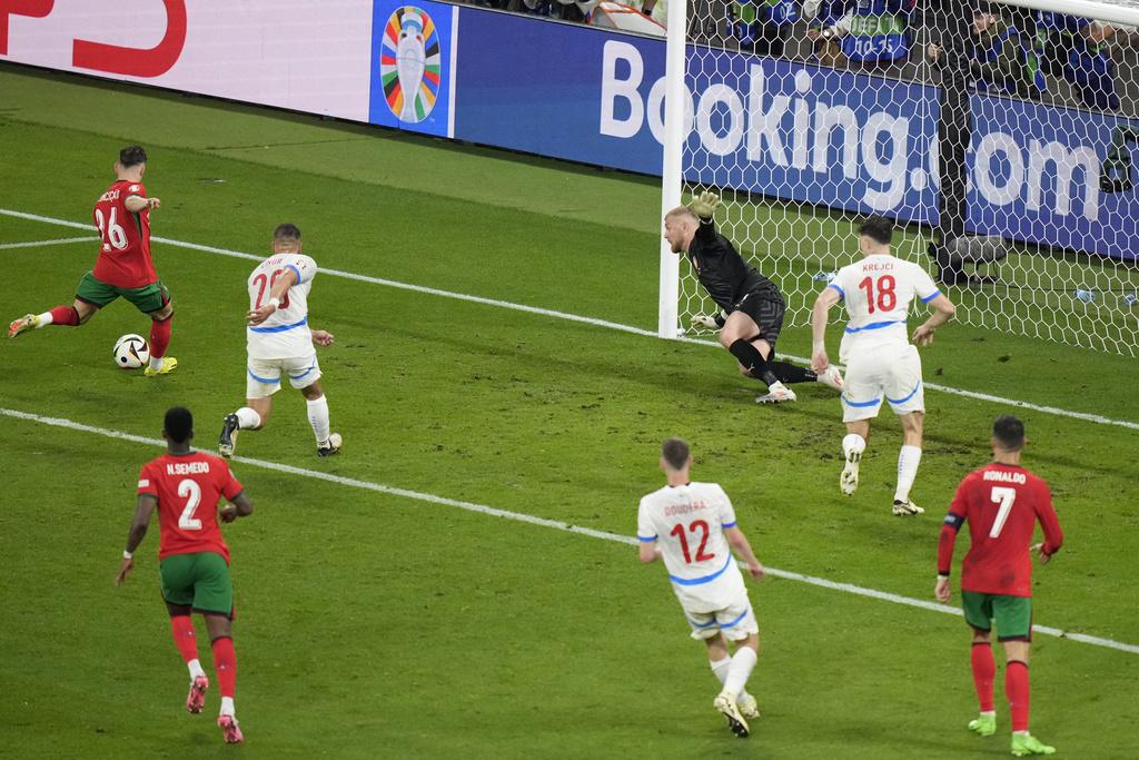 臨完場前葡萄牙一球「詐糊」,加上一球絕殺,為今場比賽帶來扣人心弦的結尾。(美聯社)