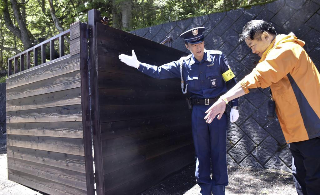 山梨縣知事長崎幸太郎日前在宣傳活動上向保安員展示通過閘門所需的手帶。(資料圖片)