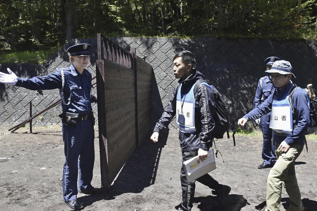 富士山吉田五合目登山道入口設置閘門,日前舉行宣傳活動,預演通過閘門的流程。(資料圖片)