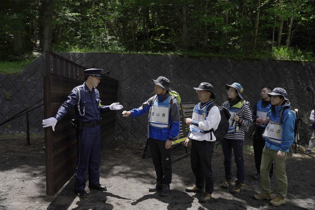 富士山吉田五合目登山道入口設置閘門,日前舉行宣傳活動,預演通過閘門的流程。(資料圖片)