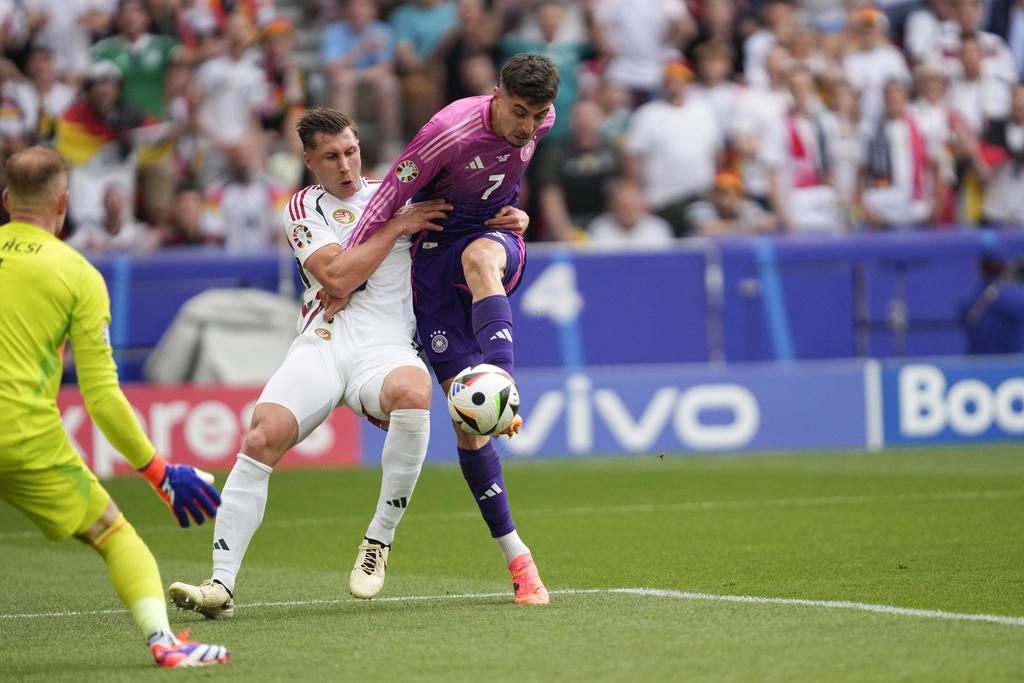 德國開賽狂攻之下終得手,穆斯亞拿入球率德國領先。(美聯社)