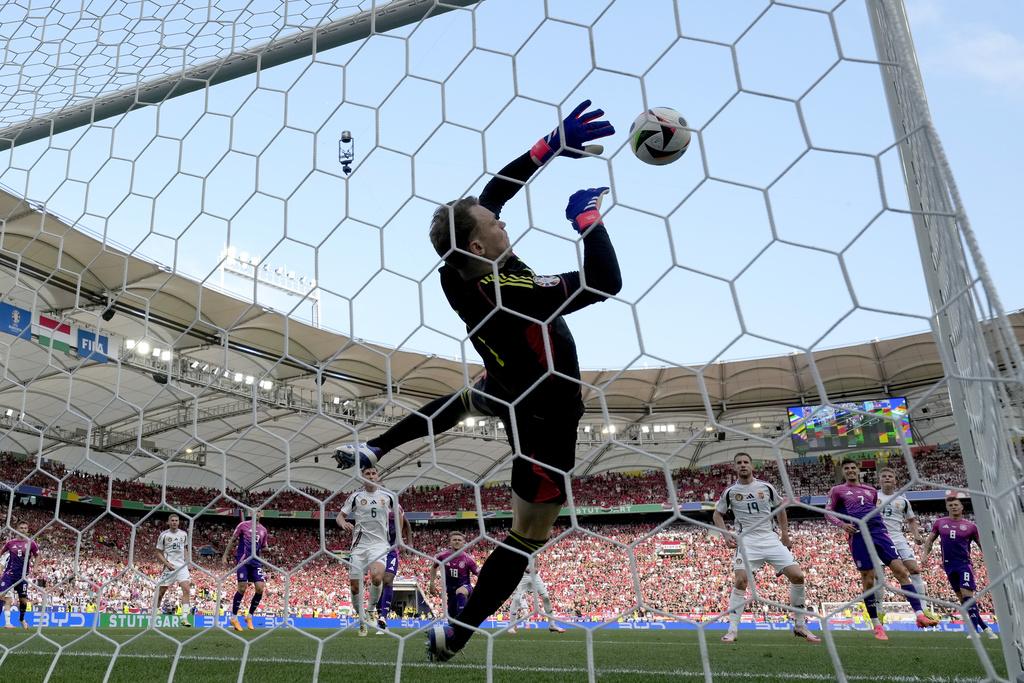 失球後的匈牙利傾力反撲,但兩次死球攻勢都未能轉化成入球。(美聯社)