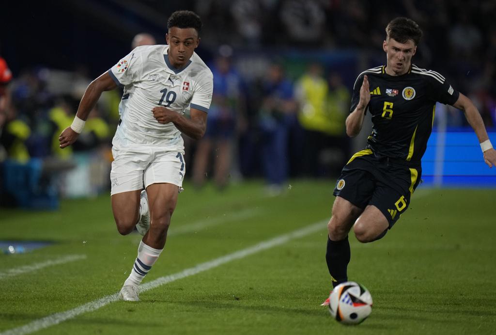 基蘭泰亞尼(右)因傷退下火線。(美聯社)