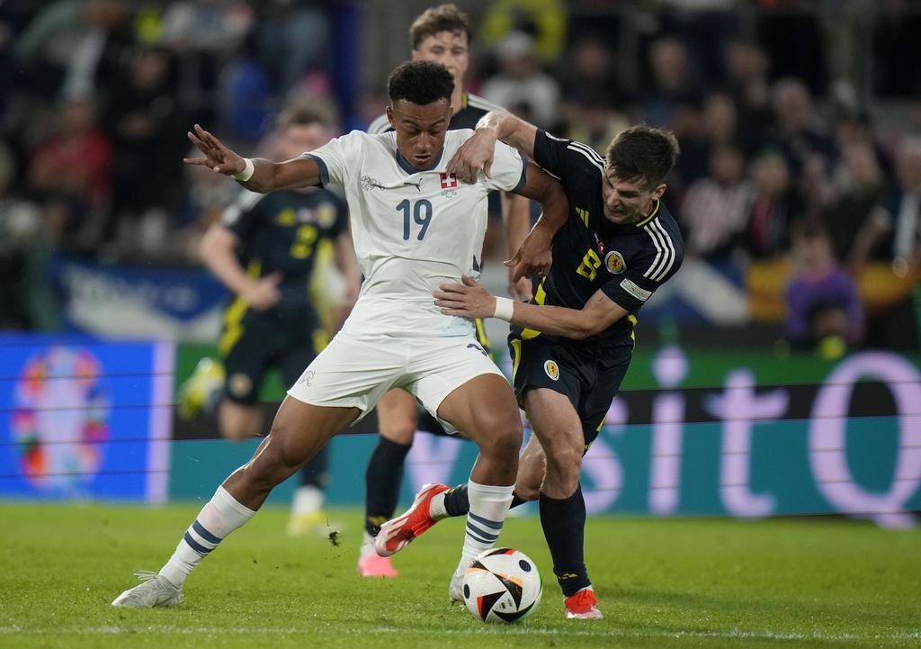 丹尼度爾(左)次錯失機會。(美聯社)