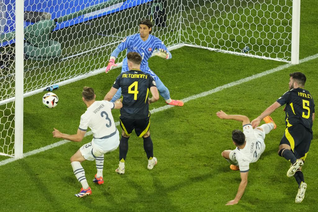 格蘭漢尼(右)的頭槌攻門中柱,瑞士大難不死。(美聯社)