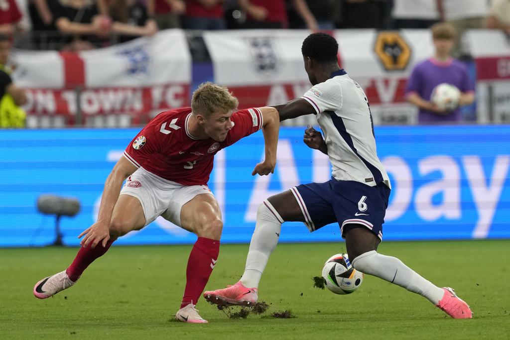 球場草地四飛,這個場面在今場不斷出現。(美聯社)