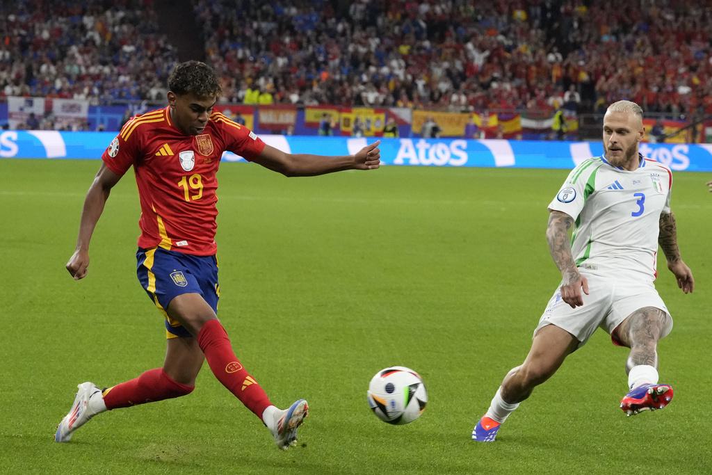 年僅16歲的耶馬爾於今屆歐國盃大放異彩,為西班牙正選披甲兩次並貢獻一助攻。(美聯社)