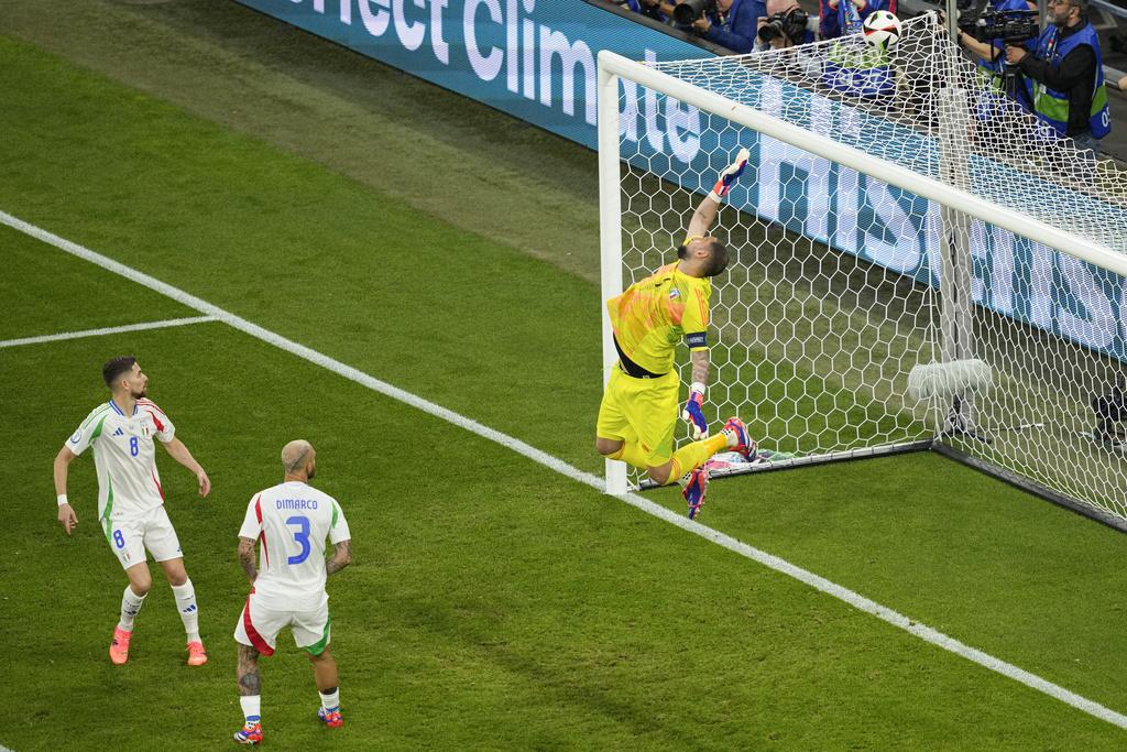 西班牙上半場錄得9次射門,惜未能攻破意大利門將基安盧基當拿隆馬的十指關。(美聯社)