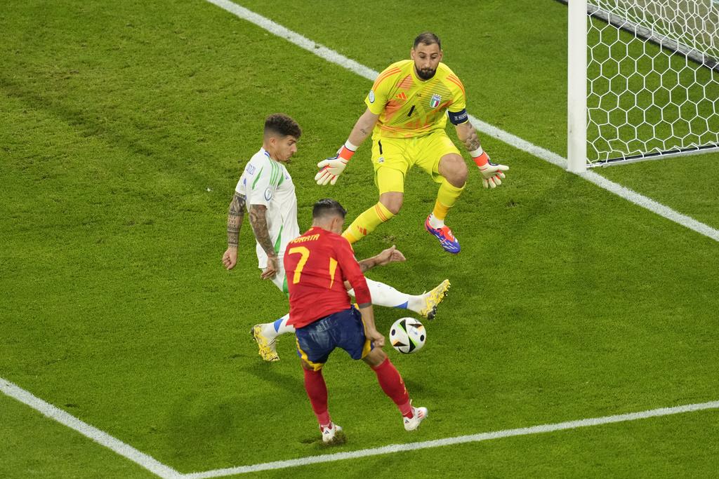 西班牙上半場錄得9次射門,惜未能攻破意大利門將基安盧基當拿隆馬的十指關。(美聯社)