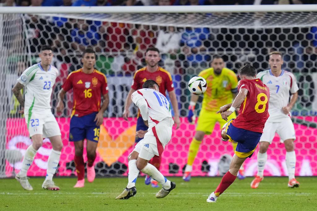 西班牙上半場錄得9次射門,惜未能攻破意大利門將基安盧基當拿隆馬的十指關。(美聯社)