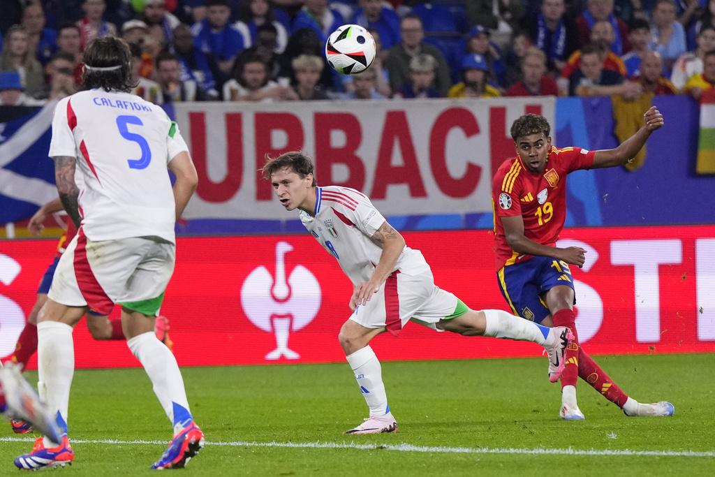 年僅16歲的耶馬爾於今屆歐國盃大放異彩,為西班牙正選披甲兩次並貢獻一助攻。(美聯社)