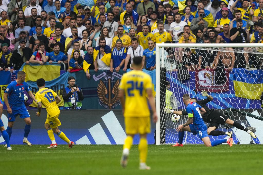 沙柏蘭高無人看管下,幫烏克蘭追平1:1。(美聯社)