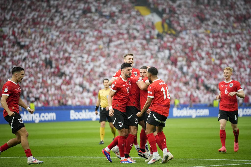 上半場兩隊各有入球,合共錄得14次射門。(美聯社)