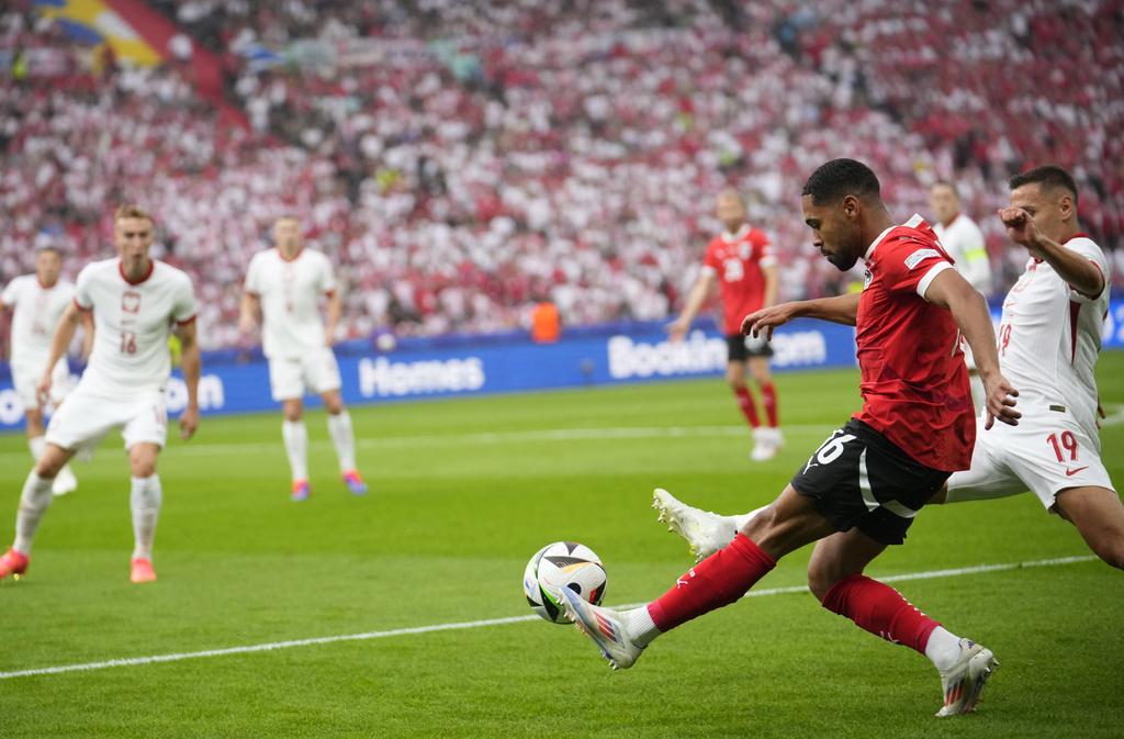 上半場兩隊各有入球,合共錄得14次射門。(美聯社)