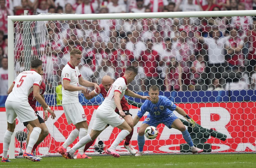 上半場兩隊各有入球,合共錄得14次射門。(美聯社)