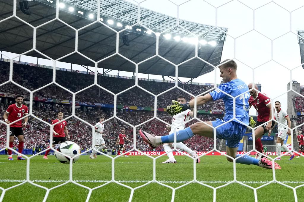 上半場兩隊各有入球,合共錄得14次射門。(美聯社)