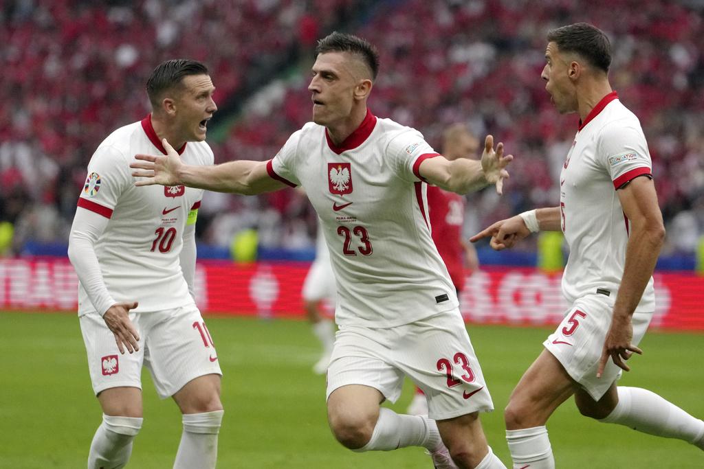 上半場兩隊各有入球,合共錄得14次射門。(美聯社)