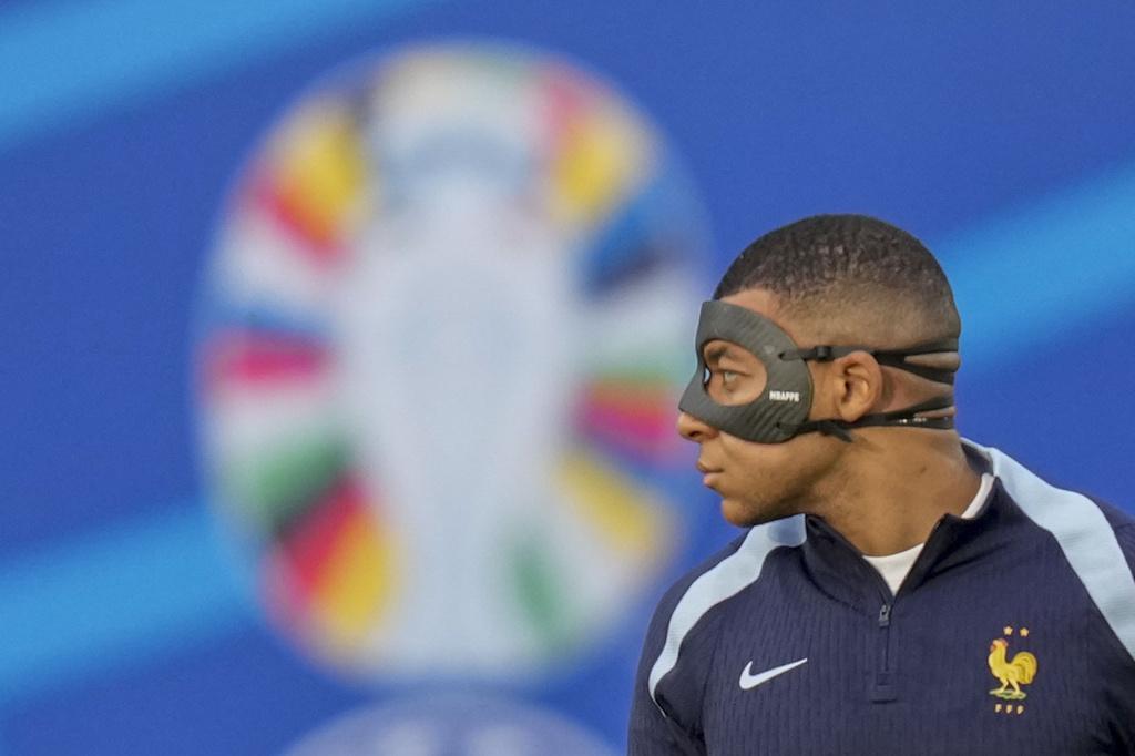 基利安麥巴比於昨天訓練,以及今天開賽前都有戴面罩。(美聯社)