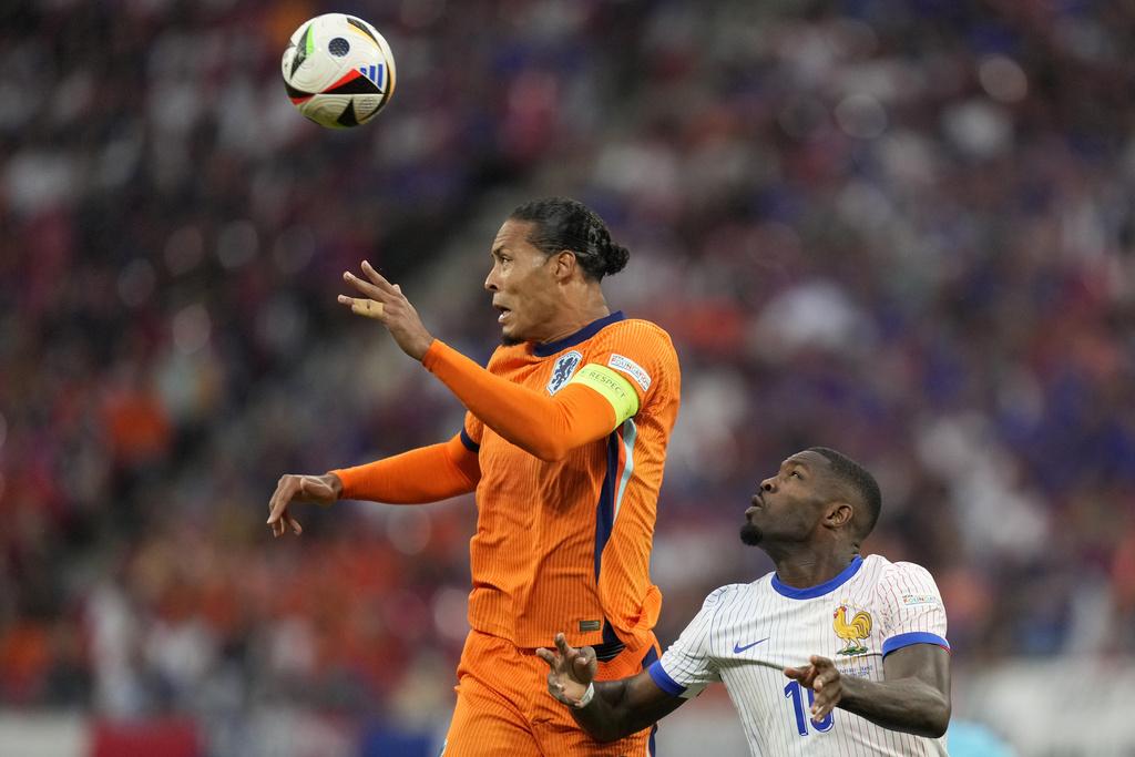 法國與荷蘭上半場互有攻守,但未能取得入球。(美聯社)