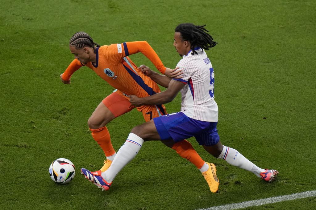 法國與荷蘭上半場互有攻守,但未能取得入球。(美聯社)