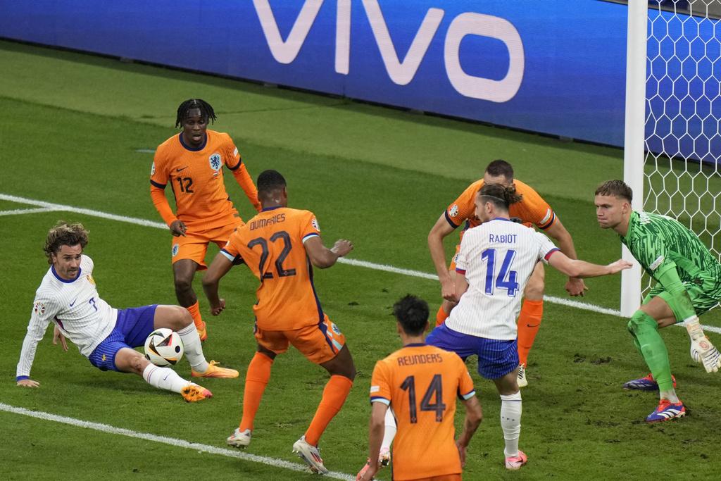 法國與荷蘭上半場互有攻守,但未能取得入球。(美聯社)