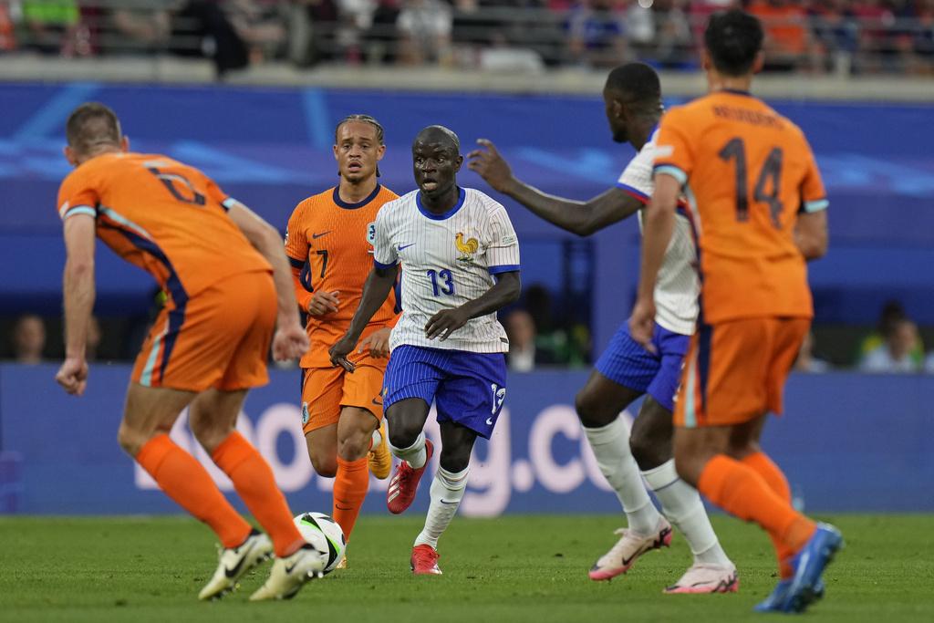 法國與荷蘭上半場互有攻守,但未能取得入球。(美聯社)