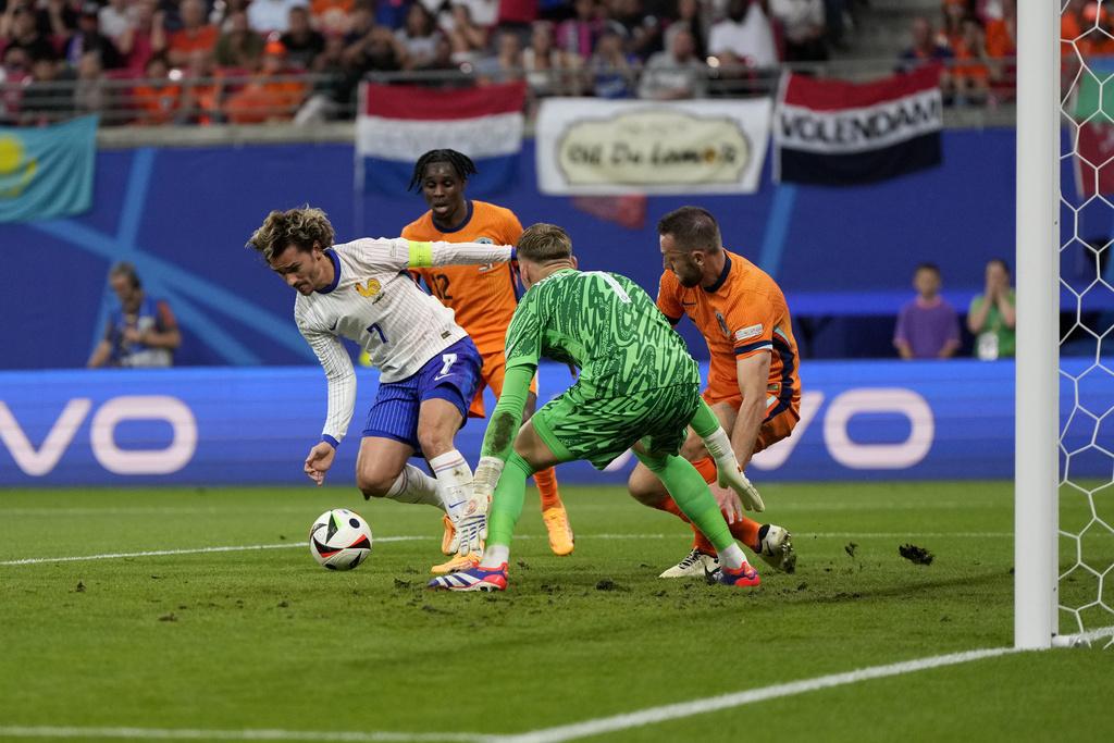 法國與荷蘭上半場互有攻守,但未能取得入球。(美聯社)