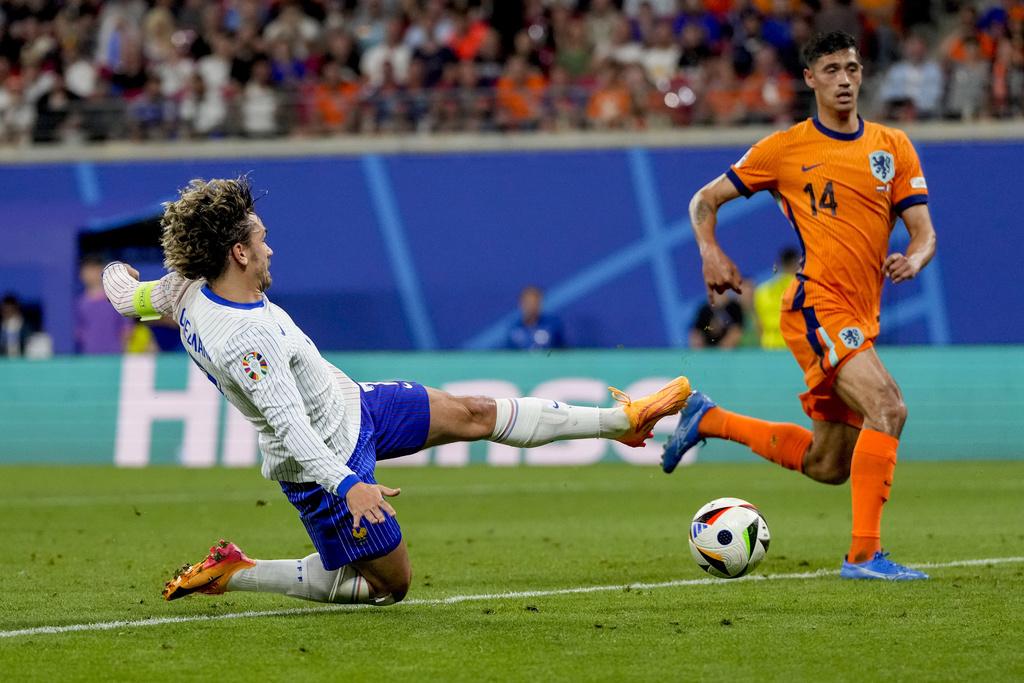 下半場荷蘭曾入球,但卻因為一個具爭議性的越位食「詐糊」。(美聯社)
