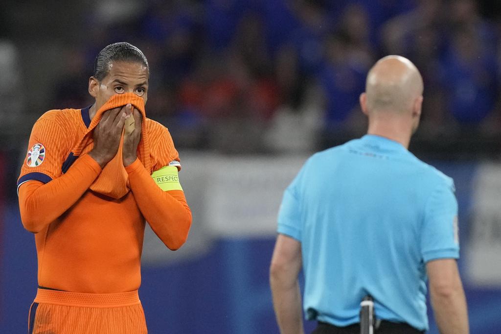 下半場荷蘭曾入球,但卻因為一個具爭議性的越位食「詐糊」。(美聯社)