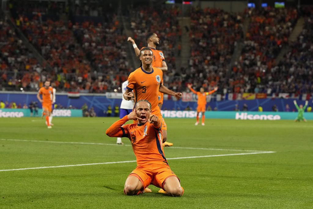 下半場荷蘭曾入球,但卻因為一個具爭議性的越位食「詐糊」。(美聯社)