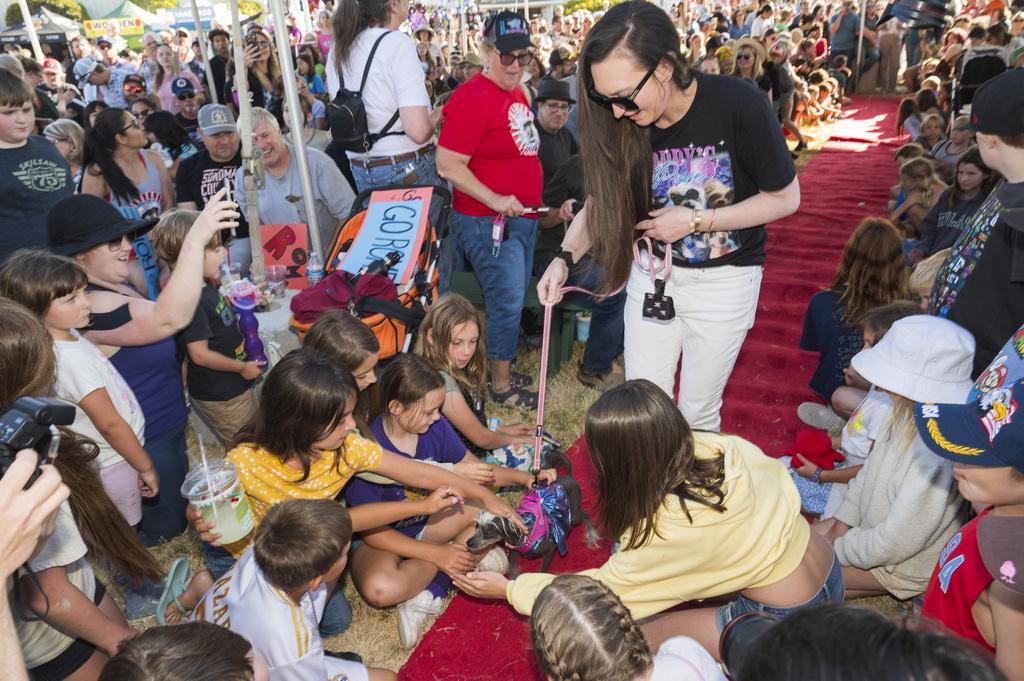 參賽狗狗Twiggy行紅地氈時,一眾粉絲熱情地摸摸親親牠。(美聯社)