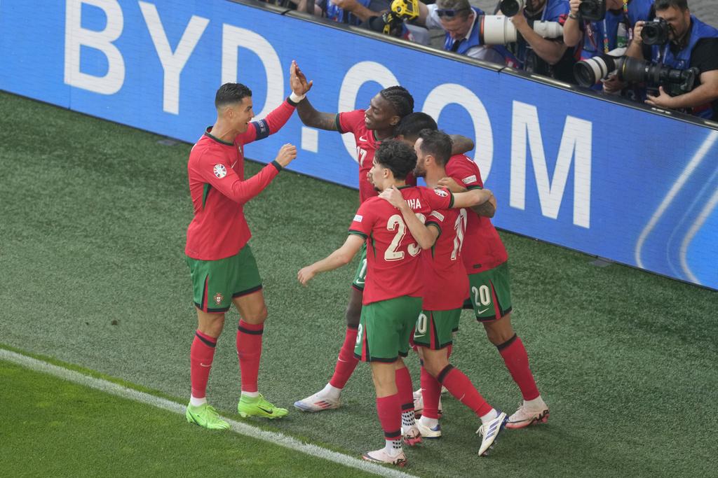 葡萄牙半場領先2:0,焦點當然是土耳其的離奇烏龍球。(美聯社)