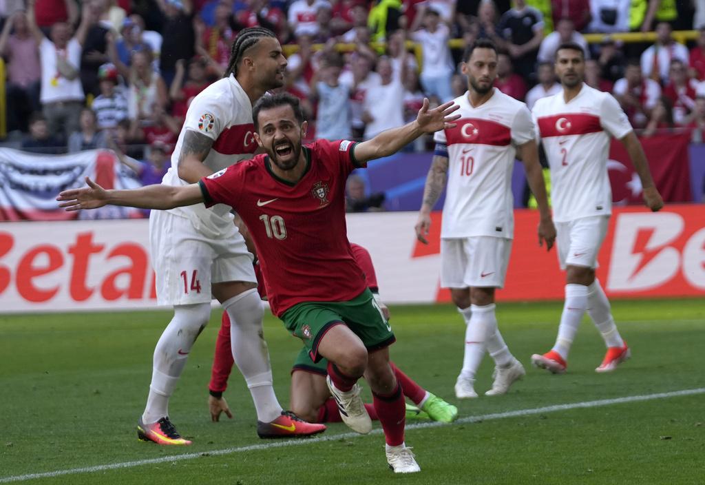 葡萄牙半場領先2:0,焦點當然是土耳其的離奇烏龍球。(美聯社)