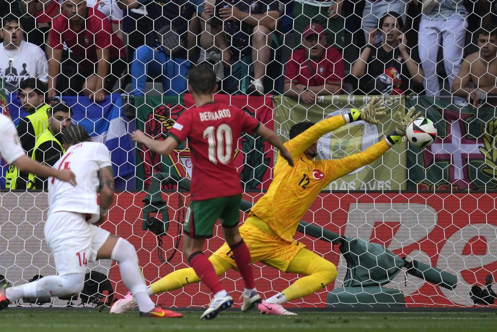 葡萄牙半場領先2:0,焦點當然是土耳其的離奇烏龍球。(美聯社)