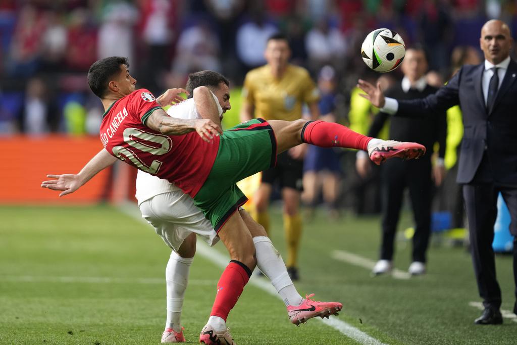 下半場葡萄牙憑著般奴費南迪斯再入一球,以3:0大勝土耳其。(美聯社)