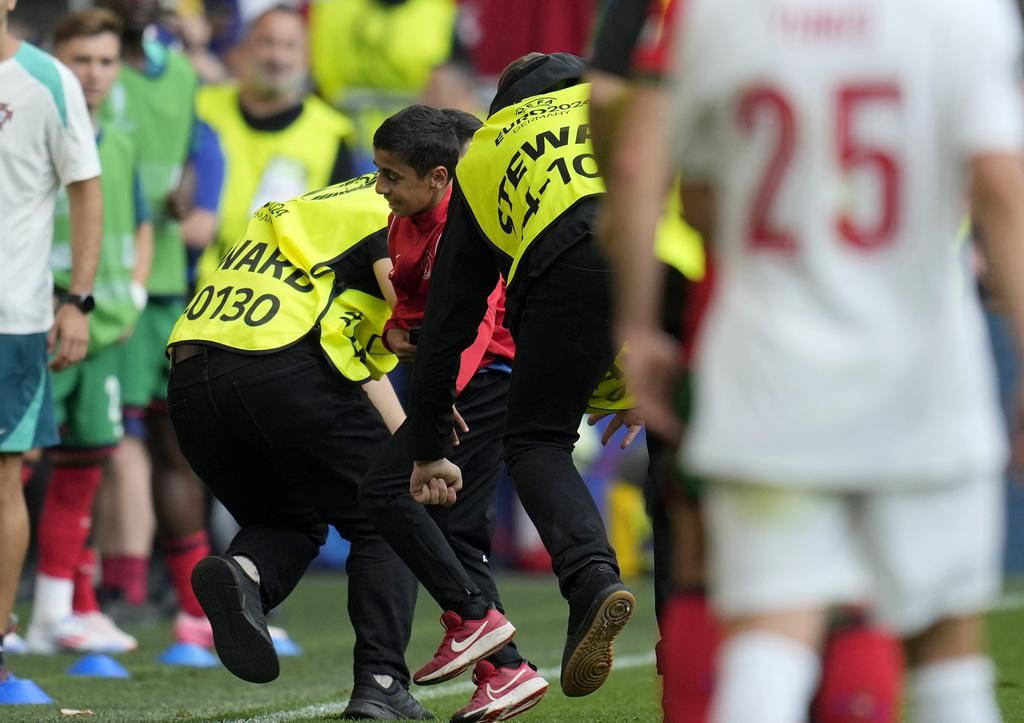 當首名球迷衝入球場時,C朗對此還是相當熱情。(美聯社)