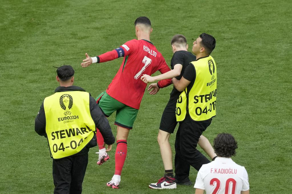 當有其他球迷效法早前的小球迷衝入球場,C朗對此明顯不耐煩。(美聯社)