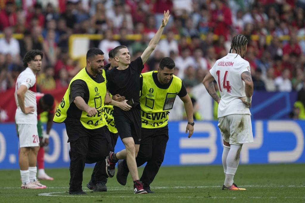 當有其他球迷效法早前的小球迷衝入球場,C朗對此明顯不耐煩。(美聯社)