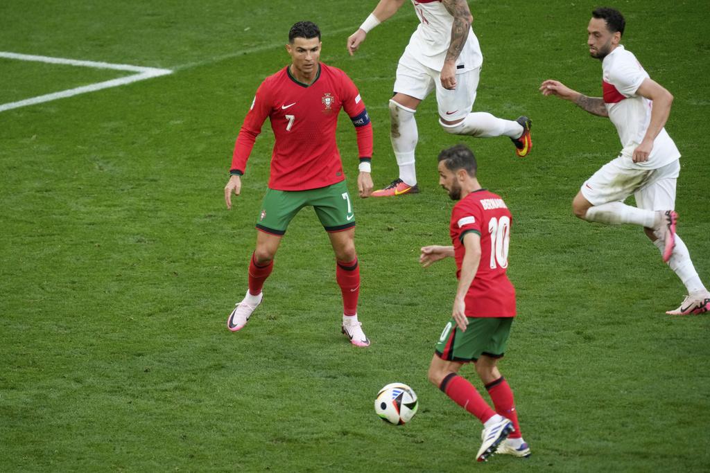 下半場葡萄牙憑著般奴費南迪斯再入一球,以3:0大勝土耳其。(美聯社)