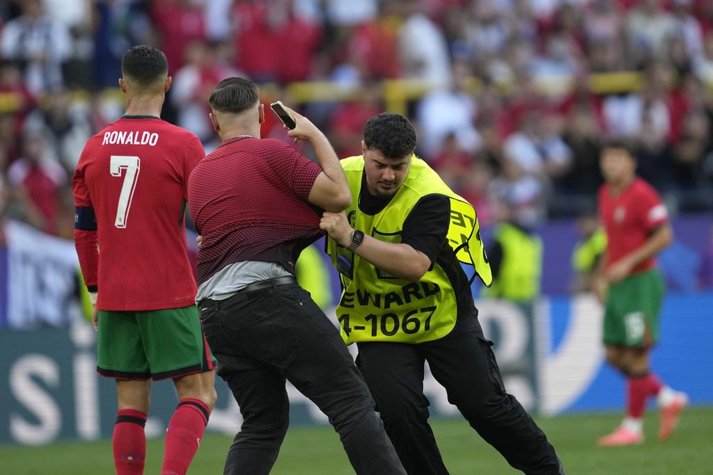 C朗魅力沒法擋,下半場不斷有球迷衝入球場想與C朗合照。(美聯社)