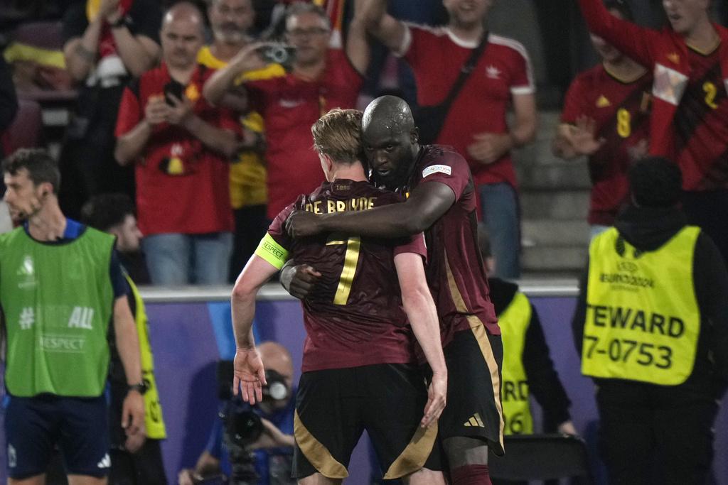 下半場比利時靠迪布尼奠定勝局,以2:0擊敗羅馬尼亞。(美聯社)