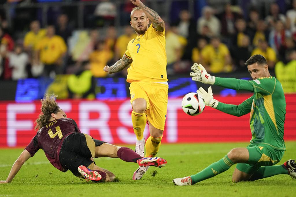 下半場比利時靠迪布尼奠定勝局,以2:0擊敗羅馬尼亞。(美聯社)