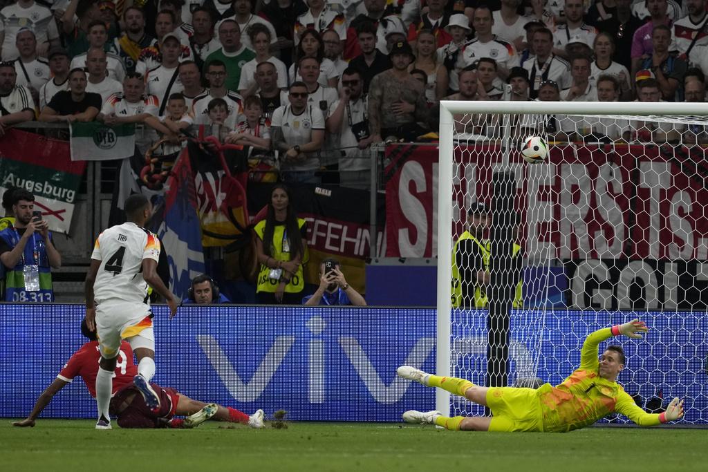 上半場德國曾食一次「詐糊」,之後更因為瑞士一次反擊落後0:1。(美聯社)