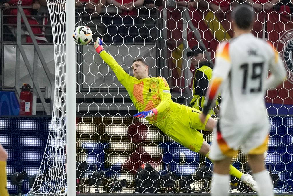 下半場德國憑富克洛於補時階段的入球,以1:1逼和瑞士。(美聯社)