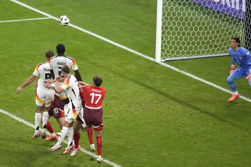 下半場德國憑富克洛於補時階段的入球,以1:1逼和瑞士。(美聯社)