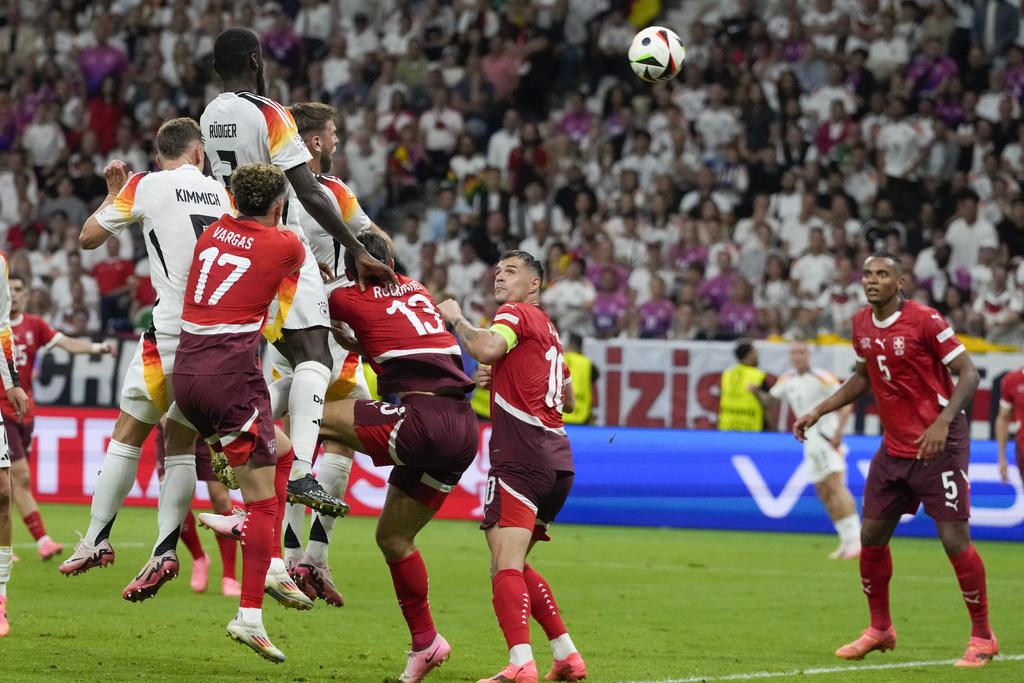 下半場德國憑富克洛於補時階段的入球,以1:1逼和瑞士。(美聯社)