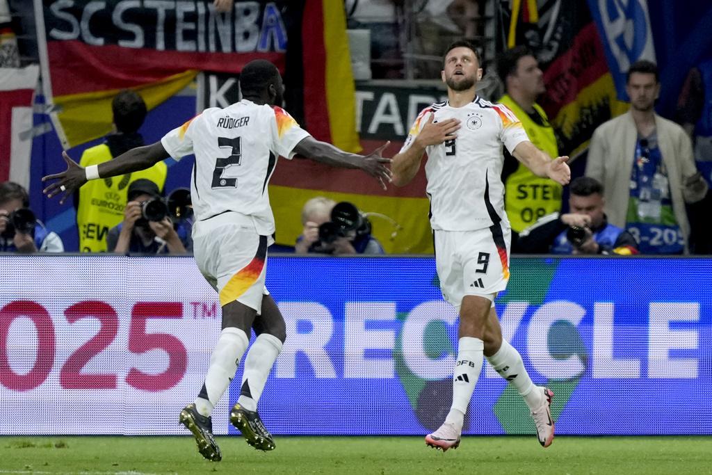 下半場德國憑富克洛於補時階段的入球,以1:1逼和瑞士。(美聯社)